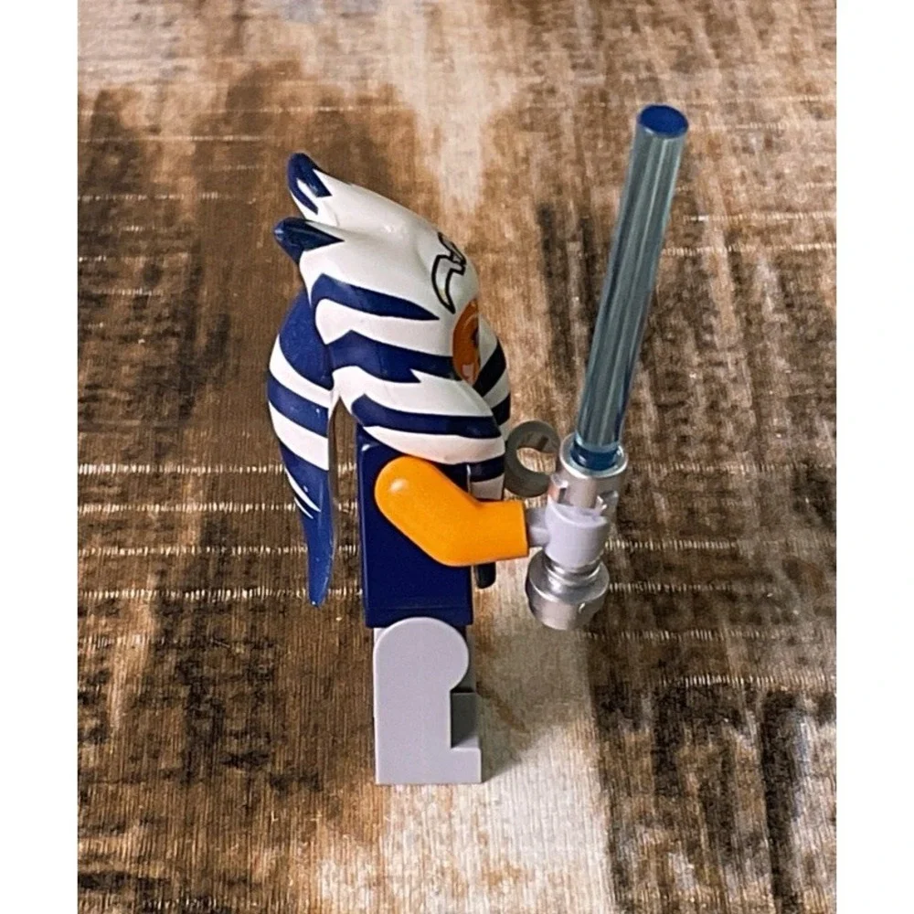 LEGO Star Wars Clone Wars Jedi Ahsoka Tano Minifigure w/ One Lightsaber